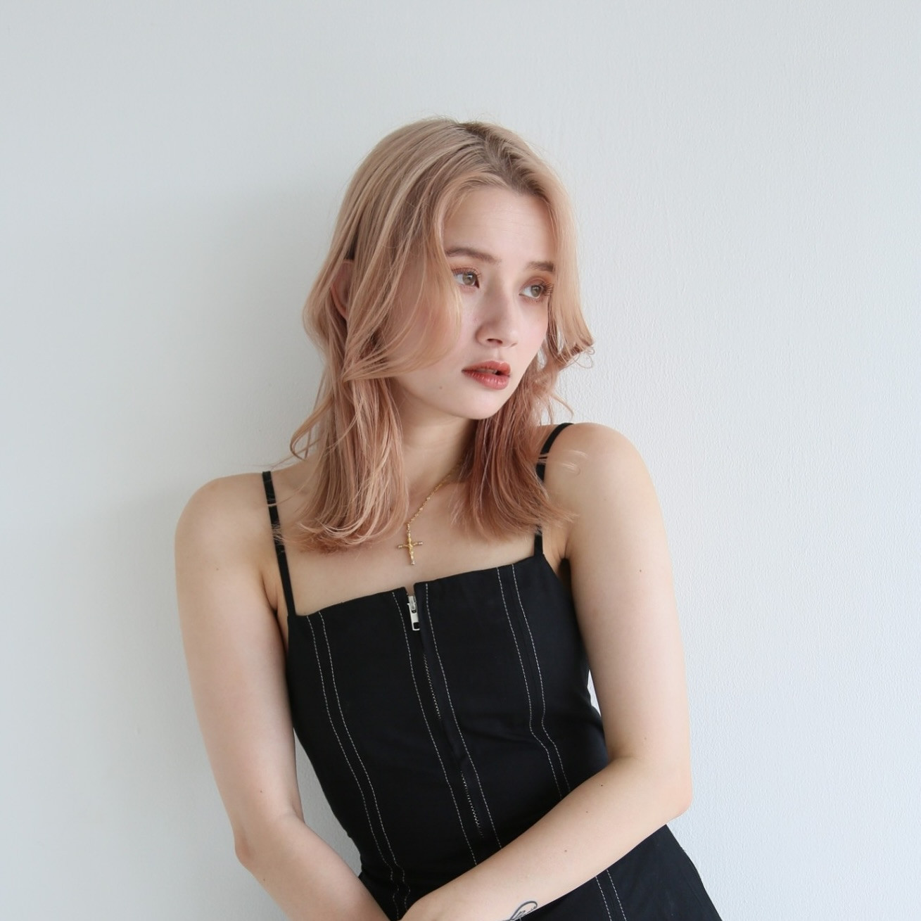 「enu TOKYO」では、夏にぴったりのアクティブなカラー